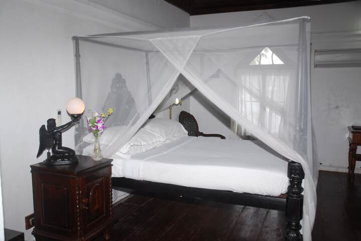 Room 9 of 43