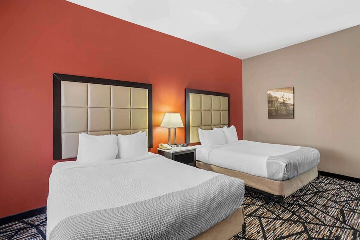 1 Queen Bed Pet Friendly Room Work Desk Sofa Microwave and Refrigerator WiFi Full Breakfast (8 of 31)