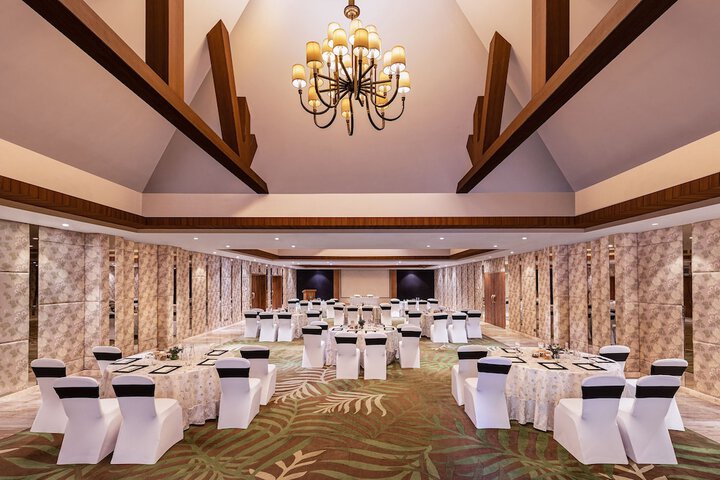 Ballroom/Hall 66 of 79