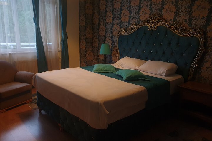Room 13 of 33