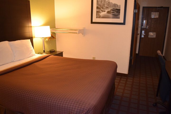 1 Queen Bed (17 of 22)