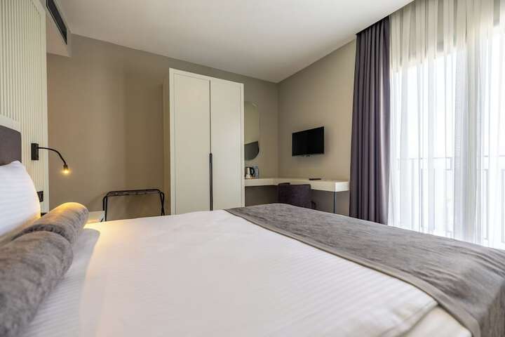 Room 8 of 33