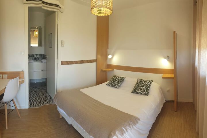 Room 33 of 128