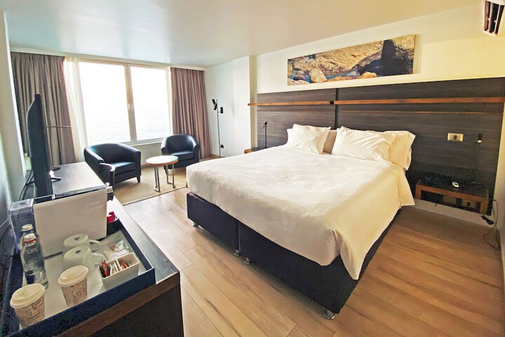 Room 10 of 66