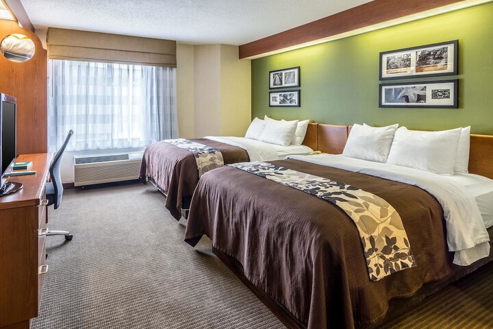 2 Queen Beds (16 of 23)