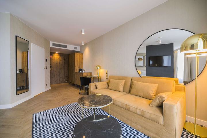 Room 53 of 170