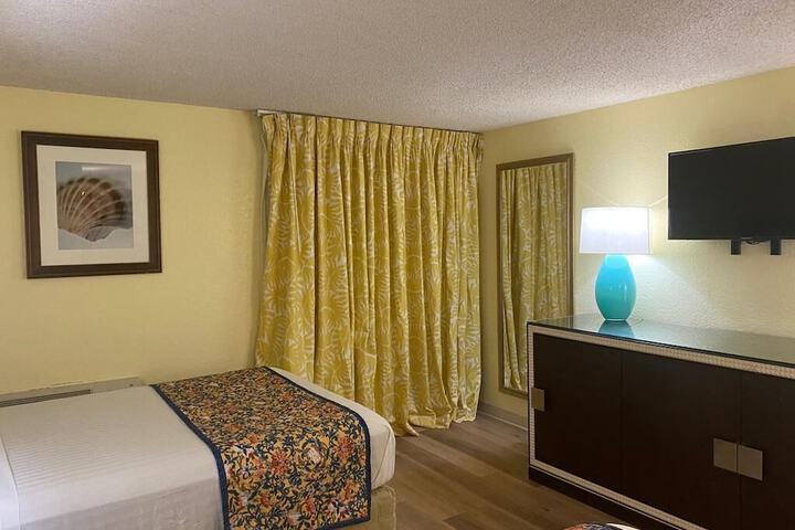 1 King Bed (2 of 7)