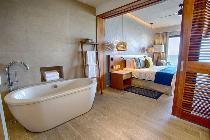 Room 33 of 599