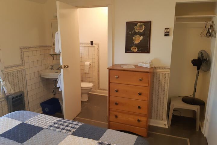 Room 37 of 215