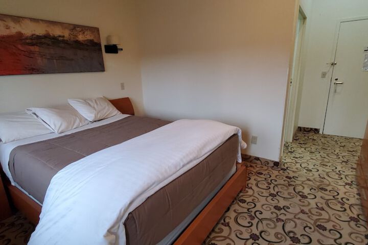 Room 33 of 206