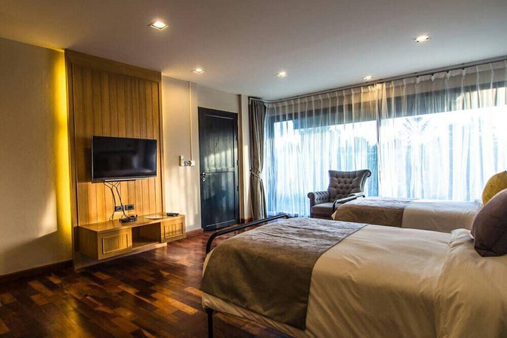 Room 8 of 33