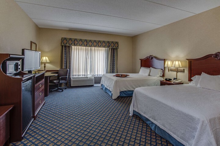 2 Queen Beds (6 of 7)