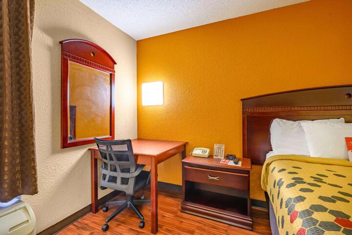 1 Queen Bed (10 of 10)