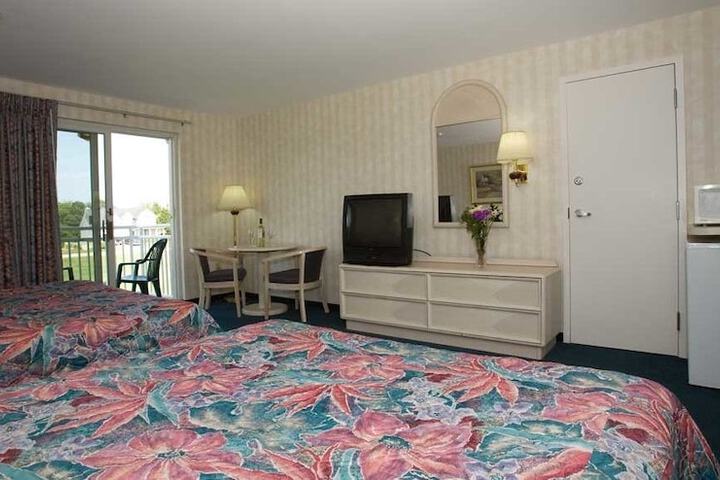 Deluxe 2 Queen Beds (1 of 9)