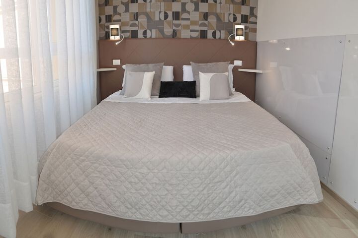 Room 3 of 64