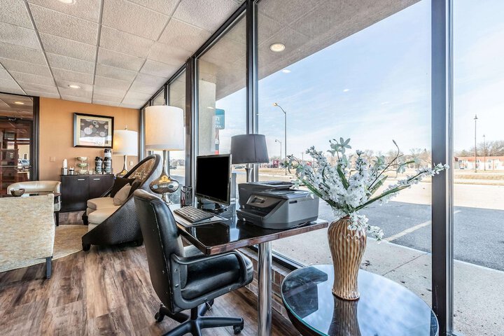 Business Center 21 of 26