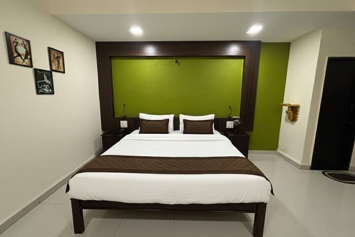 Room 11 of 28