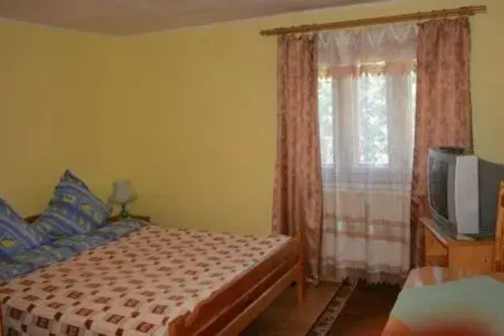 Room 5 of 10