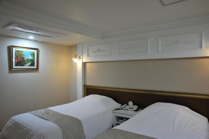Room 9 of 23
