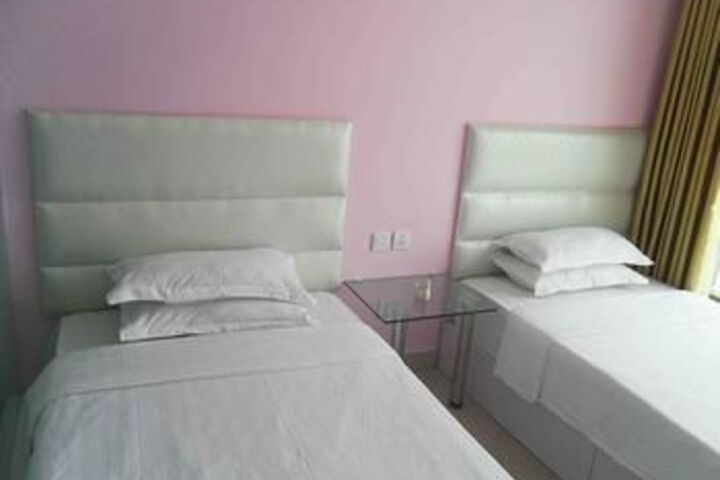 Room 5 of 8