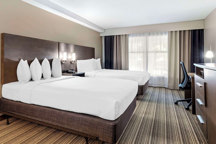 2 Queen Beds Accessible (8 of 12)