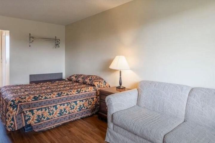 Room 4 of 9