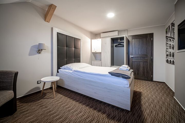 Room 12 of 82