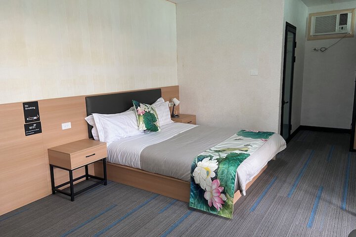 Room 10 of 28