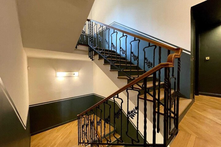 Handrails in stairways