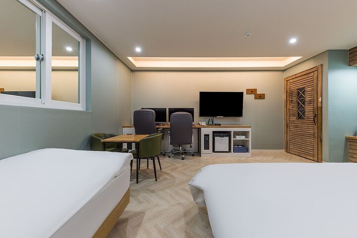 Room 43 of 63