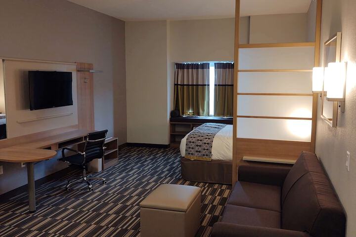 1 Queen Bed (2 of 14)