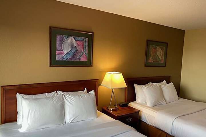2 Queen Beds (8 of 9)