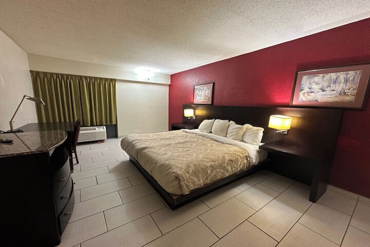 1 King Bed (7 of 7)