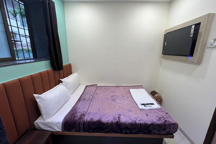 Room 7 of 18