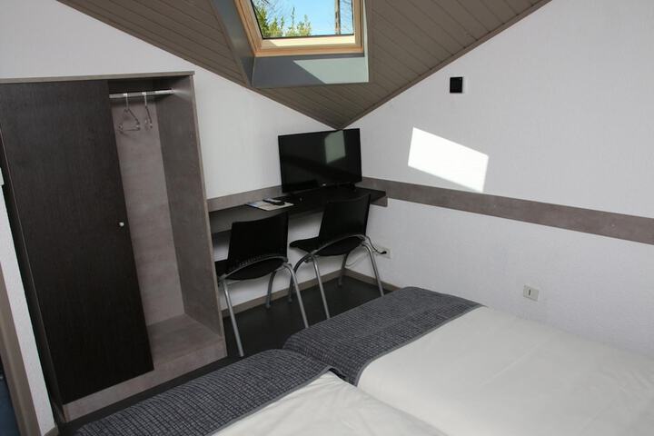 Room 6 of 25
