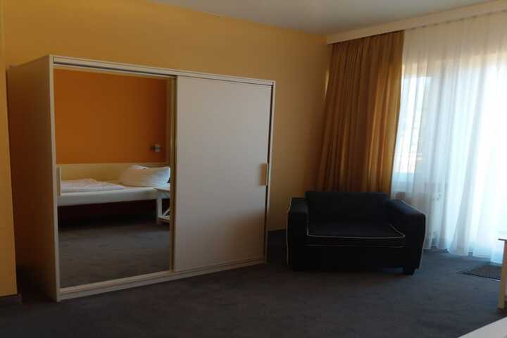 Room 8 of 33