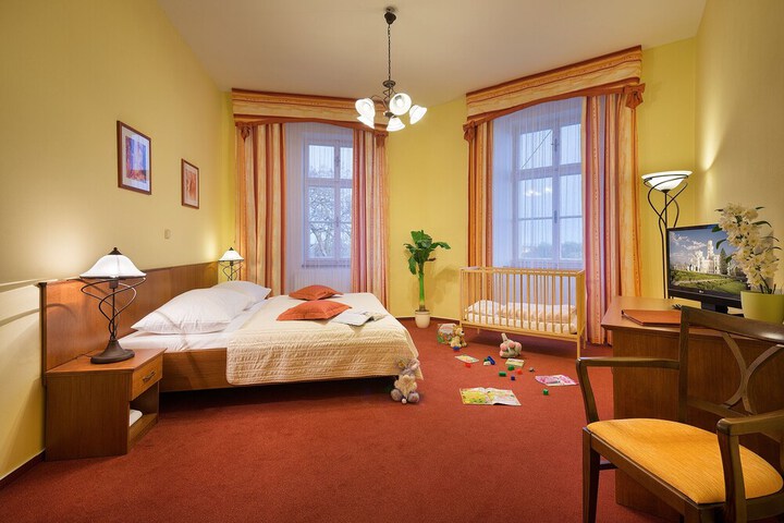 Room 6 of 18