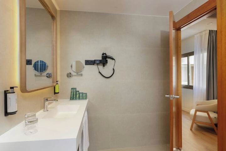 Room 44 of 67