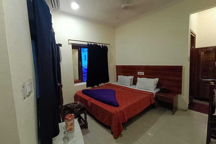 Room 7 of 32