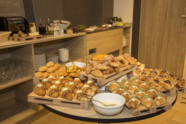 Breakfast/Coffee Service 24 of 34