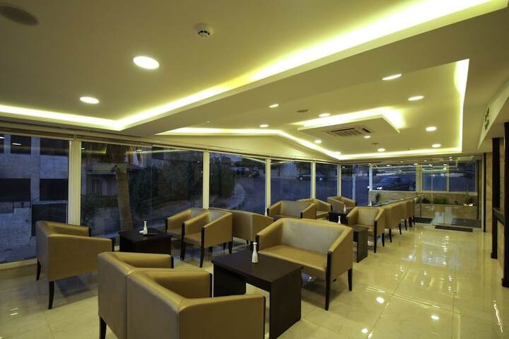 Lounge 45 of 48