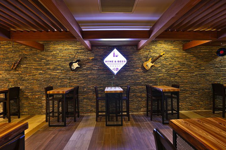 Lounge 44 of 60