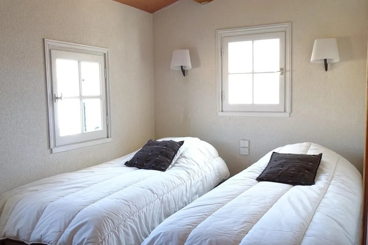 Room 3 of 12
