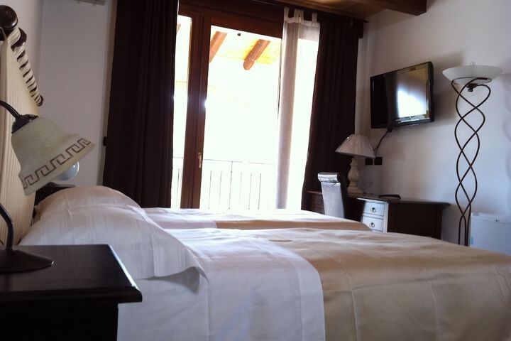 Room 4 of 16