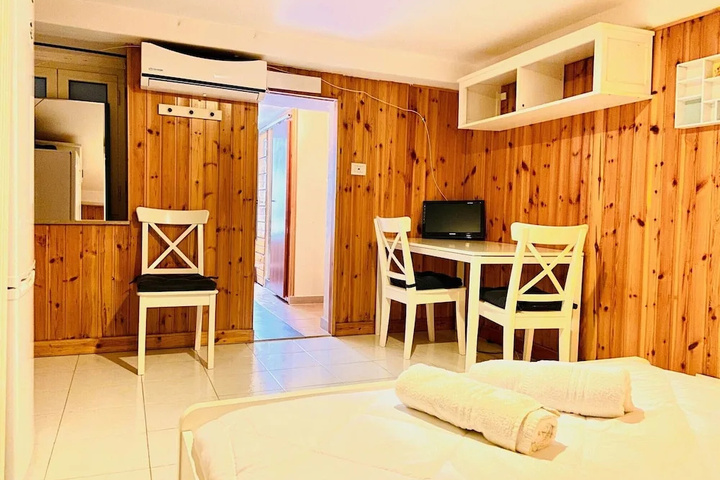 Room 4 of 8