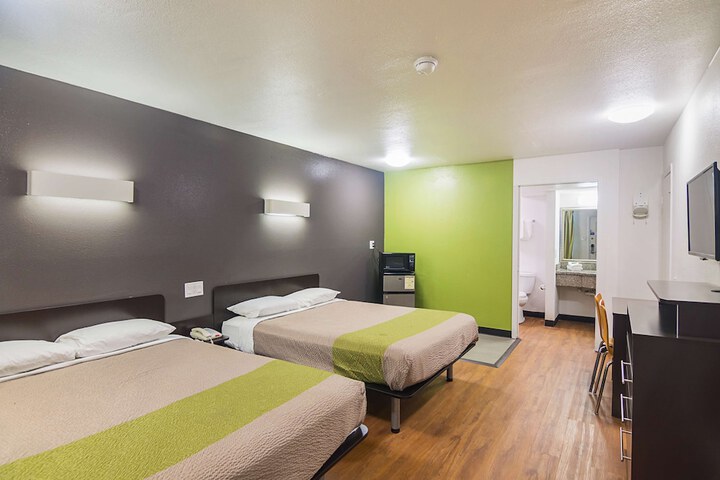 Deluxe Room 2 Queen Beds Kitchenette (2 of 16)