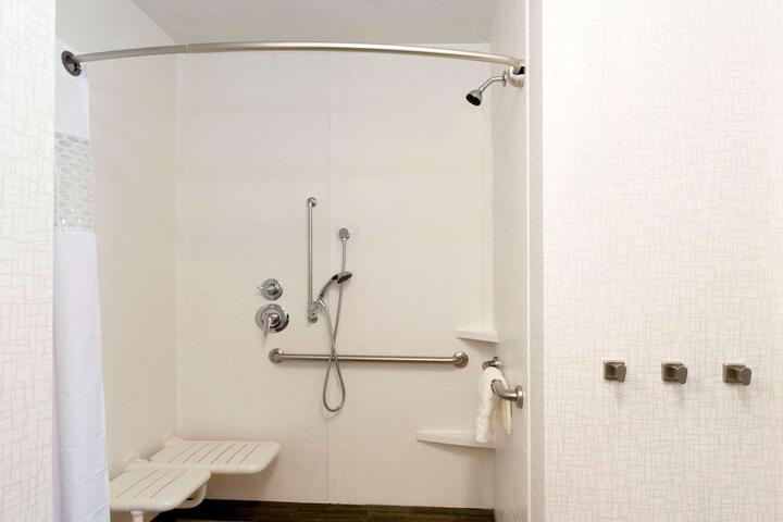 2 Queen Beds Mobility Accessible with Tub (10 of 11)