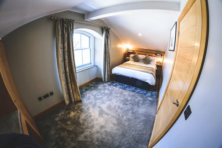 Room 10 of 33