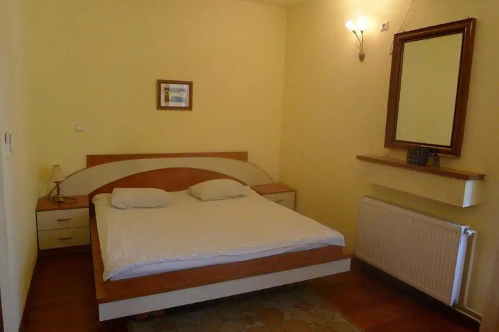 Room 2 of 10
