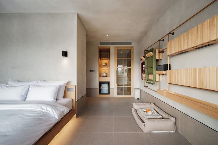 Room 10 of 120